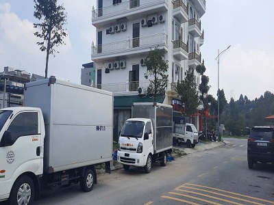 Xe tải chở hàng tại Võ Cường